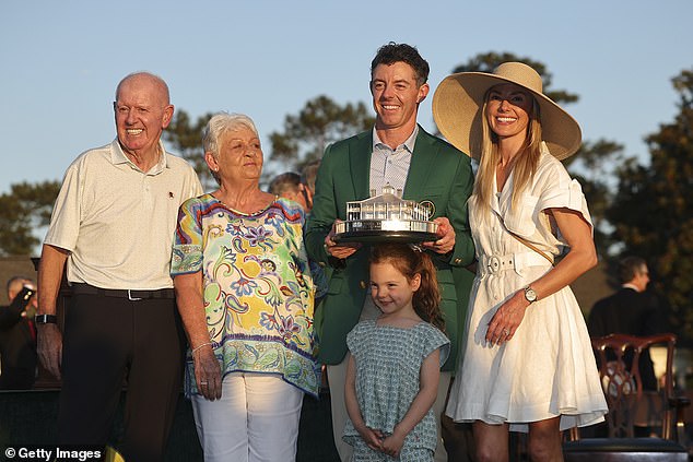 Rozkošný moment Pocta víťazstvu Roryho McIlroya v Masters jeho manželke Rory McIlroy vzdal hold svojej rodine po tom, čo v nedeľu vyhral druhý titul Masters v rade