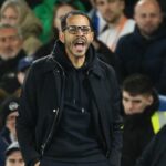 Liam Rosenior, manažér Chelsea, reaguje počas zápasu Premier League medzi Brighton & Hove Albion a Chelsea na Amex Stadium 21. apríla 2026 v Brightone v Anglicku.