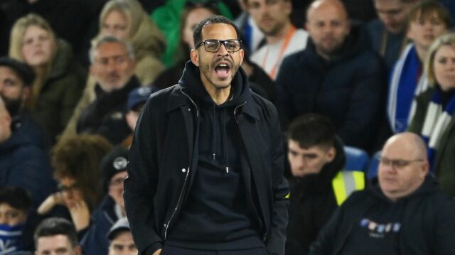 Liam Rosenior, manažér Chelsea, reaguje počas zápasu Premier League medzi Brighton & Hove Albion a Chelsea na Amex Stadium 21. apríla 2026 v Brightone v Anglicku.