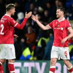 Dominic Hyam oslavuje s tímovým kolegom Callumom Doyleom