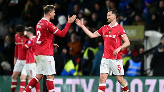 Ryan Reynolds sedí na „zlatej bani 150 miliónov libier“, ak Dominic Hyam oslavuje s tímovým kolegom Callumom Doyleom