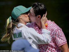 S názvom: Tajomná blondínka, ktorá očarila golfovú hviezdu „forever-single“ – nová priateľka Viktora Hovlanda je odhalená ako nórska učiteľka po tom, čo sa na The Masters zbalili na PDA. Viktor Hovland bol videný, ako sa bozkáva so svojou novou priateľkou počas súťaže Masters s parom tri