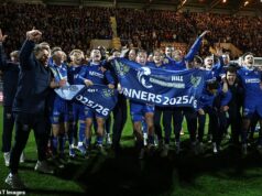 SVÄTÍ NAŽIVO! Simo Valakari víta svoju nemilosrdnú stranu St Johnstone, keď muži z Perthu zabezpečujú okamžitý návrat do Premiership Hviezdy St Johnstone rozbehli párty po tom, čo si zabezpečili titul Championship v East End Parku