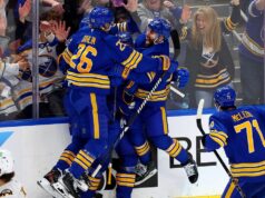 Sabres ohromili Bruins dramatickým návratom a vyhrali prvý zápas play off po 15 rokoch Sabres ohromili Bruins dramatickým návratom a vyhrali prvý zápas play off po 15 rokoch