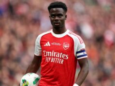 Saka, Rice, Timber – Najnovšie správy o zranení Arsenalu a možné dátumy návratu pre zápas Sporting Prizerá sa Bukayo Saka z Arsenalu