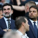 Yasir Al-Rumayyan, predseda Newcastle United, je prítomný pred zápasom Premier League medzi Newcastle United a Liverpoolom.