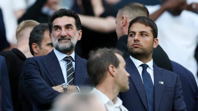 Yasir Al-Rumayyan, predseda Newcastle United, je prítomný pred zápasom Premier League medzi Newcastle United a Liverpoolom.