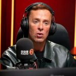 Arsenal odstránil zo svojej webovej stránky akúkoľvek zmienku o zneuctenom moderátorovi BBC Scottovi Millsovi po tom, čo mal tento rok v lete vystúpiť na koncertoch Boyzone na Emirates Stadium.