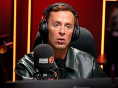 Scott Mills potichu odišiel z koncertu Boyzone na štadióne Arsenalu po tom, čo BBC vyhodila hviezdu Arsenal odstránil zo svojej webovej stránky akúkoľvek zmienku o zneuctenom moderátorovi BBC Scottovi Millsovi po tom, čo mal tento rok v lete vystúpiť na koncertoch Boyzone na Emirates Stadium.