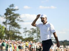 Scottie Scheffler vystrašil Roryho McIlroya Masters… ale americký náboj zaostáva, keďže úradujúci šampión sa drží v napínavom poslednom dni v Auguste. Golfová svetová jednička Scottie Scheffler skončila v nedeľu na Masters druhá