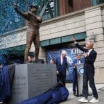 Keď sa modrá plachta stiahla nadol, látka sa zatiahla za hornú časť palice, ktorá sa pod tlakom rýchlo ohla dozadu. Ichiro bol medzi prvými, ktorí si tento problém všimli