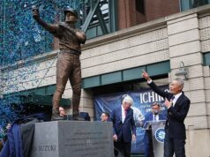 Seattle Mariners odhaľuje sochu členovi Siene slávy Ichirovi Suzukimu… a to sa hrozne pokazilo Keď sa modrá plachta stiahla nadol, látka sa zatiahla za hornú časť palice, ktorá sa pod tlakom rýchlo ohla dozadu. Ichiro bol medzi prvými, ktorí si tento problém všimli