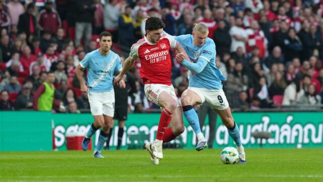 Declan Rice bojuje s Erlingom Haalandom