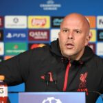 Tréner Liverpoolu Arne Slot počas tlačovej konferencie