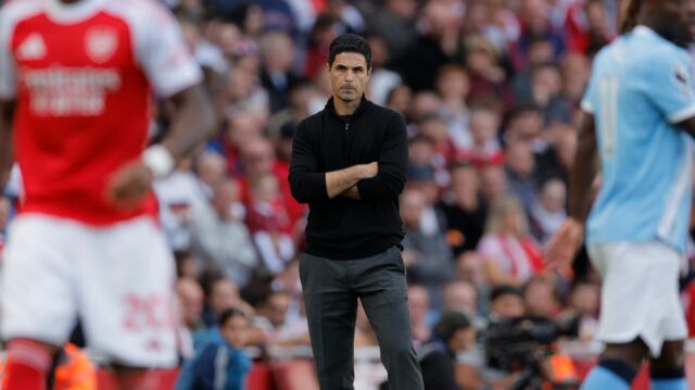 Mikel Arteta, manažér Arsenalu počas zápasu Premier League medzi Arsenalom a Manchestrom City