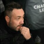 Snímka obrazovky zobrazujúca obrancu Brightonu s hrotmi na lopte, ako sa snaží vytiahnuť súpera.