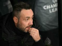 Sedem zápasov do konca – ako sa De Zerbi pokúsi zachrániť Spurs? Snímka obrazovky zobrazujúca obrancu Brightonu s hrotmi na lopte, ako sa snaží vytiahnuť súpera.