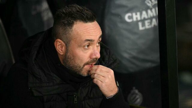 Snímka obrazovky zobrazujúca obrancu Brightonu s hrotmi na lopte, ako sa snaží vytiahnuť súpera.