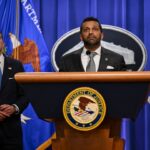 Šéf FBI obvinenia z pitia a nedbanlivosti odmieta