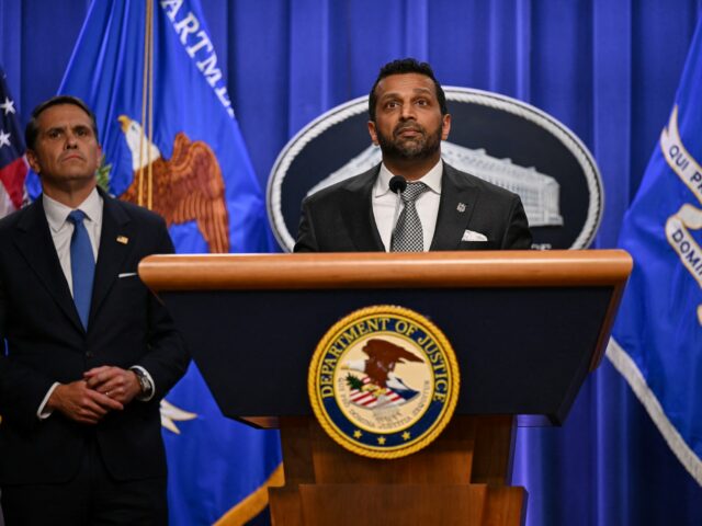 Šéf FBI obvinenia z pitia a nedbanlivosti odmieta
