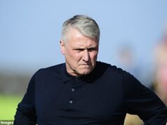 Šéf League One v šialenom taxíku z Doncasteru do Londýna, aby po rodinnej tragédii odštartoval svoj tím – napriek tomu, že klub už zostúpil Lee Clark sa vydal na cestu taxíkom cez polovicu krajiny, aby sa uistil, že je na zápase Rotherham United v Leyton Orient, rozumie Daily Mail Sport.