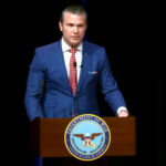 Šéf Pentagonu Pete Hegseth číta falošný biblický verš z Pulp Fiction | Newsfeed