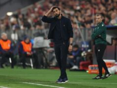 Šéf Realu Madrid „nahnevaný“ a „sklamaný“ z „nespravodlivej“ červenej karty pri napínavej porážke s Bayernom Mníchov Eduardo Camavinga bol vylúčený po inkasovaní druhej žltej karty za stratu času na konci druhého polčasu (Getty)