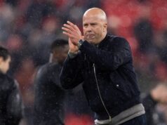 Šéfovia Liverpoolu a Arne Slot sa dohodli na budúcnosti pod ním napriek poplašným zvonom Arne Slot tlieska