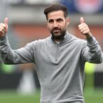 Liam Rosenior, manažér Chelsea, kvituje fanúšikov po zápase Premier League medzi Brighton & Hove Albion a Chelsea