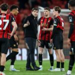 Hlavný tréner Andoni Iraola s Jamesom Hillom, Ryanom Christiem a Alexom Scottom z Bournemouthu po remíze 2:2 počas zápasu Premier League medzi Bournemouthom a Leeds United na Vitality Stadium