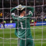 Dominik Szoboszlai z Maďarska ďakuje publiku za povzbudzovanie po zápase kvalifikácie MS 2026