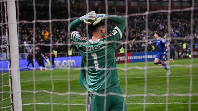 Dominik Szoboszlai z Maďarska ďakuje publiku za povzbudzovanie po zápase kvalifikácie MS 2026