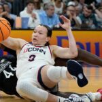 Sezóna UConna bez prehry sa končí prehrou Final Four s Južnou Karolínou