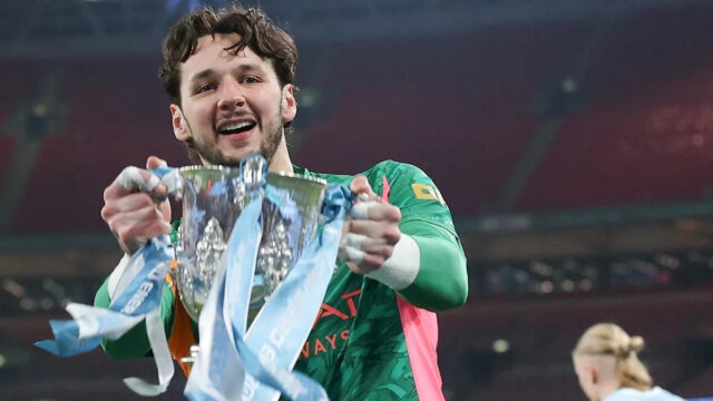 James Trafford je držiteľom trofeje Carabao Cup