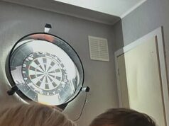 Šípková hviezda, ktorá v zúrivosti na Majstrovstvách sveta udrel do stola, takže „nemá v prstoch ani cit“ – po rozchode s „Queen of the Ally Pally“ nachádza novú lásku Menzies sa dostal na verejnosť so Suzanne Lewis