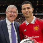 MANCHESTER, ANGLICKO - 16. OKTÓBRA: Bývalý manažér Sir Alex Ferguson blahoželá Cristianovi Ronaldovi z Manchestru United k dosiahnutiu jeho 700. gólu v klubovej kariére pred zápasom Premier League medzi Manchestrom United a Newcastlom United na Old Trafford 16. októbra 2022 v Manchestri v Anglicku. (Foto: Ash Donelon/Manchester United cez Getty Images)