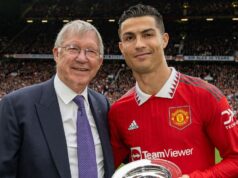Sir Alex Ferguson povedal, že hviezda Man Utd Cristiano Ronaldo sa „na 99 % vráti“ pred obratom MANCHESTER, ANGLICKO - 16. OKTÓBRA: Bývalý manažér Sir Alex Ferguson blahoželá Cristianovi Ronaldovi z Manchestru United k dosiahnutiu jeho 700. gólu v klubovej kariére pred zápasom Premier League medzi Manchestrom United a Newcastlom United na Old Trafford 16. októbra 2022 v Manchestri v Anglicku. (Foto: Ash Donelon/Manchester United cez Getty Images)