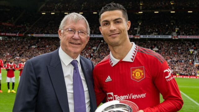 Sir Alex Ferguson povedal, že hviezda Man Utd Cristiano Ronaldo MANCHESTER, ANGLICKO - 16. OKTÓBRA: Bývalý manažér Sir Alex Ferguson blahoželá Cristianovi Ronaldovi z Manchestru United k dosiahnutiu jeho 700. gólu v klubovej kariére pred zápasom Premier League medzi Manchestrom United a Newcastlom United na Old Trafford 16. októbra 2022 v Manchestri v Anglicku. (Foto: Ash Donelon/Manchester United cez Getty Images)