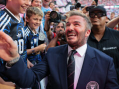 Sir David Beckham sa stretáva s kráľom Charlesom Sir David Beckham sa stretáva s kráľom Charlesom