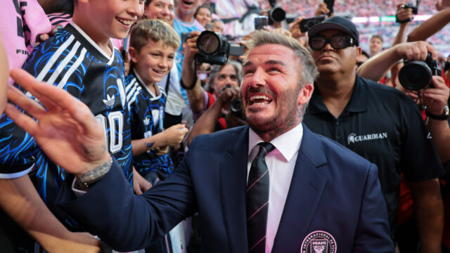 Sir David Beckham sa stretáva s kráľom Charlesom Sir David Beckham sa stretáva s kráľom Charlesom