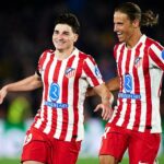 Julián Alvarez (vľavo) oslavuje svoj veľkolepý úvodný gól za Atlético Madrid
