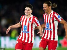 Skrútený stroj Atletica Madrid Diega Simeoneho inkasoval na Nou Campe červenú kartu – s úžasným priamym kopom Juliana Alvareza, ktorý vyhral nad Barcelonou 2:0, píše KIERAN GILL Julián Alvarez (vľavo) oslavuje svoj veľkolepý úvodný gól za Atlético Madrid