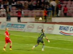 Skúste to pochopiť! Brankár neuveriteľne chybuje v �� Skúste to pochopiť! Brankár neuveriteľne chybuje v ����