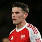 Švédsky útočník Arsenalu č. 14 Viktor Gyokeres sleduje štvrťfinálový zápas anglického futbalového pohára FA Cup medzi Southamptonom a Arsenalom na štadióne St Mary's v Southamptone v južnom Anglicku 4. apríla 2026. (Foto: Glyn KIRK/AFP cez Getty Images) VYHRADENÉ NA REDAKČNÉ POUŽITIE. Nepoužívajte s nepovoleným zvukom, videom, údajmi, súpiskami zápasov, logami klubov/ligy alebo „živými“ službami. Online použitie v zápase je obmedzené na 120 obrázkov. Ďalších 40 obrázkov môže byť použitých v predĺžení. Nie emulácia videa. Používanie sociálnych médií počas zápasu je obmedzené na 120 obrázkov. Ďalších 40 obrázkov môže byť použitých v predĺžení. Nepoužívajte v publikáciách o stávkach, hrách alebo publikáciách o jednotlivých kluboch/ligách/hráčoch.