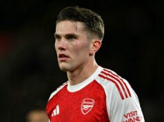 Skutočné pocity Sportingu Lisabon k Viktorovi Gyokeresovi po trpkom prestupe Arsenalu Švédsky útočník Arsenalu č. 14 Viktor Gyokeres sleduje štvrťfinálový zápas anglického futbalového pohára FA Cup medzi Southamptonom a Arsenalom na štadióne St Mary's v Southamptone v južnom Anglicku 4. apríla 2026. (Foto: Glyn KIRK/AFP cez Getty Images) VYHRADENÉ NA REDAKČNÉ POUŽITIE. Nepoužívajte s nepovoleným zvukom, videom, údajmi, súpiskami zápasov, logami klubov/ligy alebo „živými“ službami. Online použitie v zápase je obmedzené na 120 obrázkov. Ďalších 40 obrázkov môže byť použitých v predĺžení. Nie emulácia videa. Používanie sociálnych médií počas zápasu je obmedzené na 120 obrázkov. Ďalších 40 obrázkov môže byť použitých v predĺžení. Nepoužívajte v publikáciách o stávkach, hrách alebo publikáciách o jednotlivých kluboch/ligách/hráčoch.