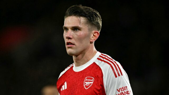 Švédsky útočník Arsenalu č. 14 Viktor Gyokeres sleduje štvrťfinálový zápas anglického futbalového pohára FA Cup medzi Southamptonom a Arsenalom na štadióne St Mary's v Southamptone v južnom Anglicku 4. apríla 2026. (Foto: Glyn KIRK/AFP cez Getty Images) VYHRADENÉ NA REDAKČNÉ POUŽITIE. Nepoužívajte s nepovoleným zvukom, videom, údajmi, súpiskami zápasov, logami klubov/ligy alebo „živými“ službami. Online použitie v zápase je obmedzené na 120 obrázkov. Ďalších 40 obrázkov môže byť použitých v predĺžení. Nie emulácia videa. Používanie sociálnych médií počas zápasu je obmedzené na 120 obrázkov. Ďalších 40 obrázkov môže byť použitých v predĺžení. Nepoužívajte v publikáciách o stávkach, hrách alebo publikáciách o jednotlivých kluboch/ligách/hráčoch.