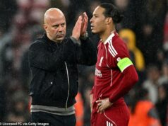 Slabé nádeje Liverpoolu na striebro PSG dobre a skutočne uhasilo, no napokon EXISTUJÚ dôvody, aby boli muži Arna Slotu na Merseyside veselí, píše LEWIS STEELE Napriek tomu, že bol vyradený z Európy a utrpel vážne zranenie, na Anfielde boli k dispozícii sľubné zábery