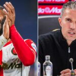 Raheem Sterling z Feyenoordu debutuje, tréner Robin van Persie z Feyenoordu, asistent rozhodcu Rens Bluemink, rozhodca Niels Boel počas zápasu holandskej Eredivisie medzi Feyenoord a Telstar