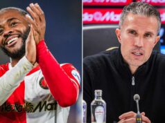 Sledoval som Raheema Sterlinga vo Feyenoorde – robí Robinovi van Persiemu veľký problém. Raheem Sterling z Feyenoordu debutuje, tréner Robin van Persie z Feyenoordu, asistent rozhodcu Rens Bluemink, rozhodca Niels Boel počas zápasu holandskej Eredivisie medzi Feyenoord a Telstar