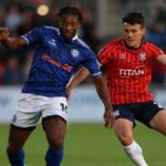 YORK, ANGLICKO - 20. AUGUSTA: Devante Rodney (L) z Rochdale AFC beží s loptou pod tlakom Ryana Fallowfielda z Yorku počas zápasu Vanarama National League medzi York City a Rochdale AFC na LNER Community Stadium 20. augusta 2024 v Yorku v Anglicku. (Foto: Tony King/Getty Images)